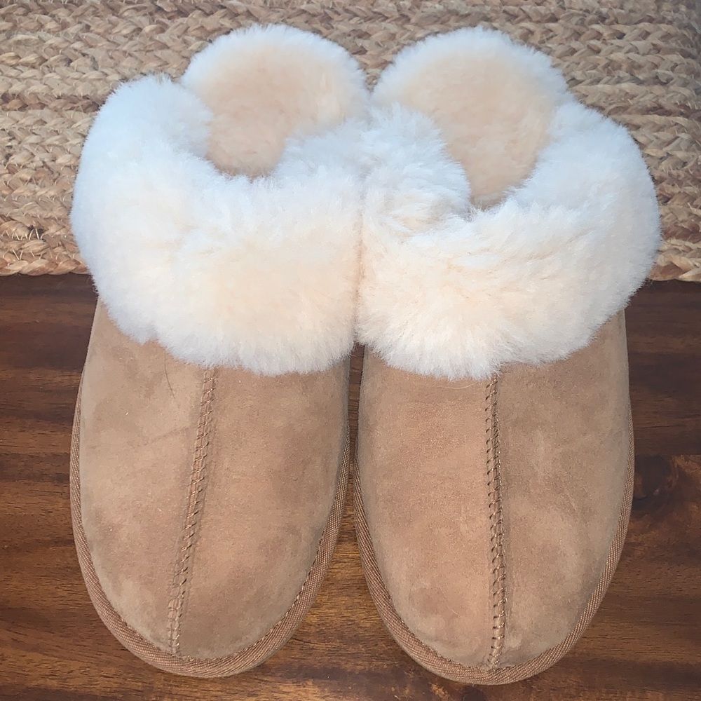 NWOT Cozy Tan Shearling Women's Slippers